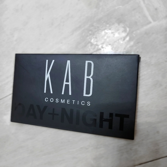 KAB Cosmetics Day to Night eyeshadow palette - Picture 1 of 3